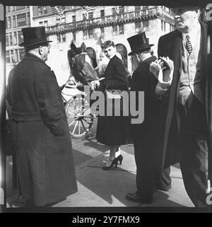 Audrey Hepburn lors d'une visite en 1952 à New York, aux États-Unis, où elle a joué dans Gigi on Broadway, New York 1952. Elle est au rang de calèche à Central Park, Manhattan. Photographie de George Douglas Banque D'Images