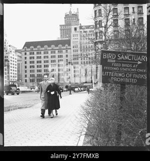 Audrey Hepburn lors d'une visite en 1952 à New York, aux États-Unis, où elle a joué dans Gigi on Broadway, New York 1952. Elle est avec son fiancé de l'époque, James Hanson qui deviendra plus tard Lord Hanson. Ils marchent dans Central Park, Manhattan. Photographie de George Douglas Banque D'Images