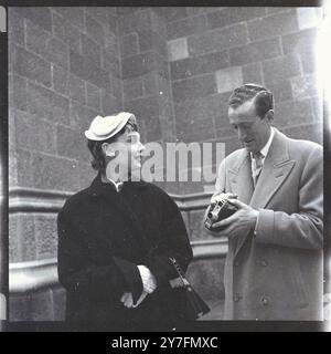 Audrey Hepburn lors d'une visite en 1952 à New York, aux États-Unis, où elle a joué dans Gigi on Broadway, New York 1952. Elle est avec son fiancé de l'époque, James Hanson (un photographe amateur passionné) qui deviendra plus tard Lord Hanson. Ils sont au Rockerfeller Center. Photographie de George Douglas Banque D'Images