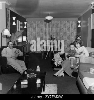 Ray Ellington, 1915-1985, à la maison à Londres avec sa femme Anita West qui était la deuxième présentatrice féminine de Blue Peter et son lance après 1958 Banque D'Images