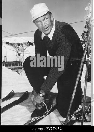 Gary Cooper, star de cinéma américaine, skie à Sun Valley, Idaho, 1949. Photographie de George Douglas Banque D'Images