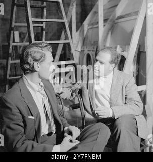 Le réalisateur Peter Brook aux Elstree Studios en 1955 avec l'acteur Paul Scofield lors de la production de Heaven and Earth, un drame télévisé co-scénarisé par Brook et Denis Cannan et basé sur Jonah et la baleine. Banque D'Images