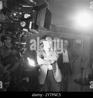 Le réalisateur Peter Brook aux Elstree Studios en 1955 lors de la production de Heaven and Earth, un drame télévisé co-scénarisé par Brook et Denis Cannan et basé sur Jonah et la baleine. Banque D'Images