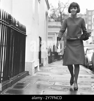 Mary quant à Chelsea, Londres, 1963. b. 1934. La reine de la mode des années 1960, qui a apporté la mini-jupe et le pantalon chaud dans les vêtements quotidiens et pionnier de la mode amusante abordable pour les jeunes. Photographie de George Douglas Banque D'Images