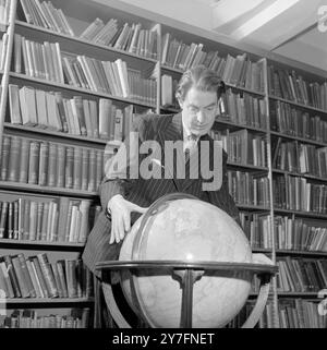 Robert Donat acteur primé aux Oscars (Goodbye Mr Chips) et star de 39 Steps. Elle a été prise juste avant sa mort en 1958. Photographie de George Douglas Banque D'Images