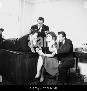 Les acteurs du Goon Show, Peter Sellers, Harry Secombe et Spike Milligan à Londres en 1954. Photographie de George Douglas Banque D'Images