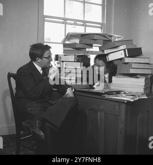 Les acteurs du Goon Show, Peter Sellers, Harry Secombe et Spike Milligan à Londres en 1954. Photographie de George Douglas Banque D'Images