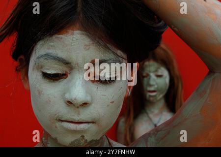 Portrait de deux mexicaines recouvertes d'argile à Sayulita, Mexique. Banque D'Images