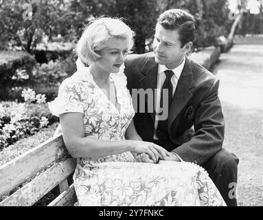 Angela Lansbury et son fiancé Peter Shaw, à Hollywood, USA, font partie d'un ensemble pris pour marquer leur fiançailles, utilisé dans Life Magazine 1949. Angela Lansbury avait 23 ans et avait déjà eu sa première nomination aux Oscars. Photographie de George Douglas Banque D'Images