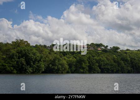 Vue depuis le bateau de la rivière chavon, forêt et 'casa de campo' célèbre endroit où les gens riches passent des vacances dans une maison merveilleuse, voyage à Dominic Banque D'Images