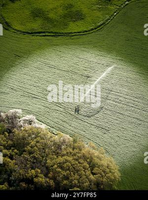 Plan aérien de pulvérisation d'eau à partir d'un arroseur d'irrigation et de gel sur la pelouse. Banque D'Images