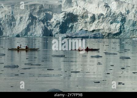 Les kayakistes pagayent à travers Paradise Bay sur la côte ouest de la péninsule de l'Antarctique connue sous le nom de Graham Land. Banque D'Images