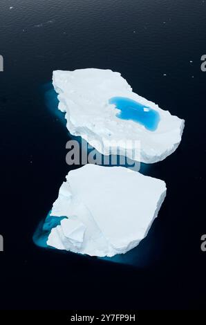 Une vue aérienne des deux feuilles de glace glaciaire flottant dans la mer. Banque D'Images