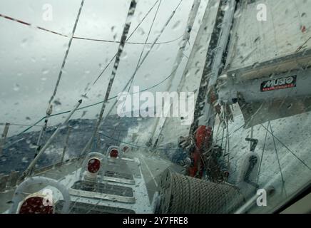 Un voilier traverse les eaux agitées du passage de Drake depuis la côte ouest de la péninsule Antarctique connue sous le nom de Graham LAN Banque D'Images