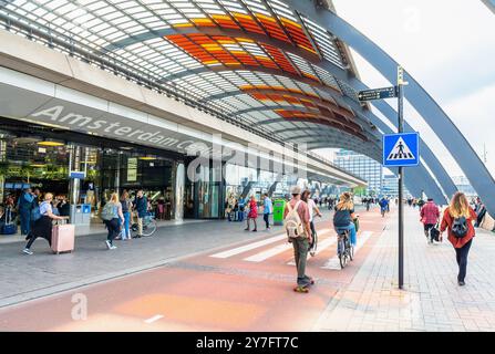 Amsterdam, pays-Bas - 14 juin 2019 : vue de jour avec des vélos hollandais typiques et des habitants en face de la gare, Amsterdam, pays-Bas. Banque D'Images