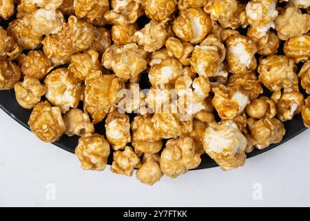 Pop-corn doux caramélisé vue de dessus de près. Banque D'Images