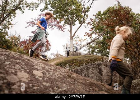 Enfants explorant de grands rochers lors d'une randonnée d'automne dans le Missouri Banque D'Images