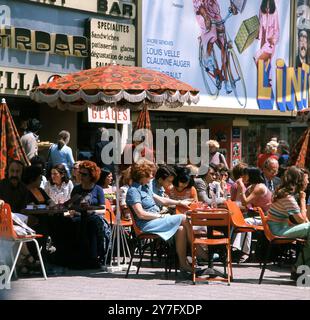 Café trottoir sur les champs Elysées. Banque D'Images