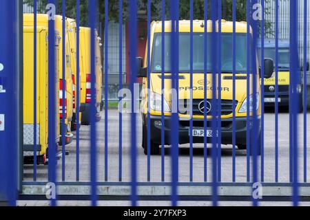 Hambourg, Allemagne. 30 septembre 2024. Des camions de transport de fonds sont garés dans la cour d'une succursale de Prosegur à Hambourg pendant une grève. Verdi a appelé à une grève d'une journée complète dans le transport d'espèces et d'objets de valeur. Crédit : Bodo Marks/dpa/Alamy Live News Banque D'Images