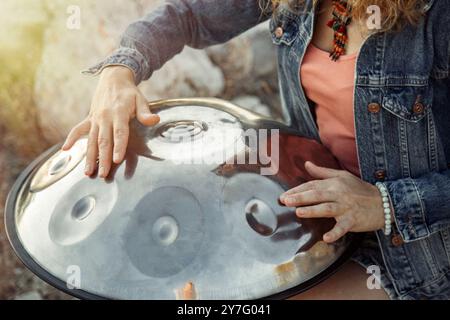 Gros plan sur les mains d'une femme jouant au tambour handpan Banque D'Images