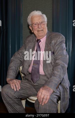 2024-09-29 acteur Paul van Gorcum krijgt bronzen borstbeeld in Koninklijke Schouwburg Den HAAG DEN HAAG, PAYS-BAS - SEPTEMBRE 29 : Paul van Gorcum krijgt bronzen borstbeeld in Koninklijke Schouwburg Den Haag le 29 septembre 2024 in Den Haag, pays-Bas. Photo de Marcel Koch/BSR Agency 70786461.jpg Den Haag Koninklijke Schouwburg Den Haag pays-Bas contenu non disponible pour redistribution aux pays-Bas directement ou indirectement par des tiers. Copyright : xBSRxAgencyx Banque D'Images