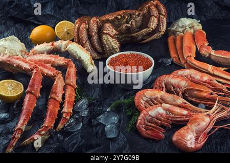 Ensemble de fruits de mer frais sur fond noir Banque D'Images