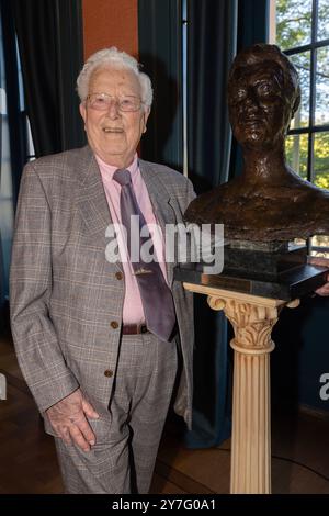 2024-09-29 acteur Paul van Gorcum krijgt bronzen borstbeeld in Koninklijke Schouwburg Den HAAG DEN HAAG, PAYS-BAS - SEPTEMBRE 29 : Paul van Gorcum krijgt bronzen borstbeeld in Koninklijke Schouwburg Den Haag le 29 septembre 2024 in Den Haag, pays-Bas. Photo de Marcel Koch/BSR Agency 70786839.jpg Den Haag Koninklijke Schouwburg Den Haag pays-Bas contenu non disponible pour redistribution aux pays-Bas directement ou indirectement par des tiers. Copyright : xBSRxAgencyx Banque D'Images