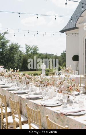 Réception de mariage luxe, décor de table et fleurs Banque D'Images
