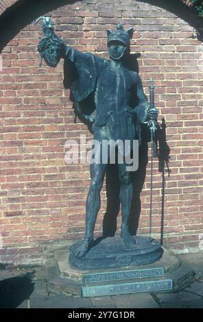 Persée tient la tête de Méduse. Une statue en bronze dans le parc de l'école publique d'Eton College. Banque D'Images