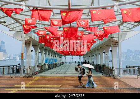 Hong Kong, Chine. 30 septembre 2024. Les drapeaux de la Chine et de Hong Kong sont affichés sur un quai. La ville est décorée de drapeaux et de banderoles célébrant le 75e anniversaire de la fondation de la République populaire de Chine. (Crédit image : © Keith Tsuji/ZUMA Press Wire) USAGE ÉDITORIAL SEULEMENT! Non destiné à UN USAGE commercial ! Banque D'Images