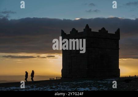 Coucher de soleil Rivington Pike est une colline sur Winter Hill, qui fait partie des West Pennine Moors à Rivington, Chorley dans le Lancashire, en Angleterre. Banque D'Images