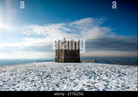 Snow Rivington Pike est une colline sur Winter Hill, qui fait partie des West Pennine Moors à Rivington, Chorley dans le Lancashire, en Angleterre. Banque D'Images