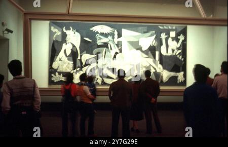 Guernica - à Madrid par Pablo Picasso Pablo Ruiz Picasso (25 octobre 1881 à Málaga, Espagne - 8 avril 1973) était un peintre et sculpteur espagnol. L'une des figures les plus reconnues de l'art du XXe siècle, il est surtout connu comme cofondateur, avec Georges Braque, du cubisme. ©TopFoto Banque D'Images