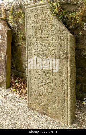 Gros plan d'une vieille pierre tombale dans l'église paroissiale de Meigle, Perthshire, Écosse Banque D'Images