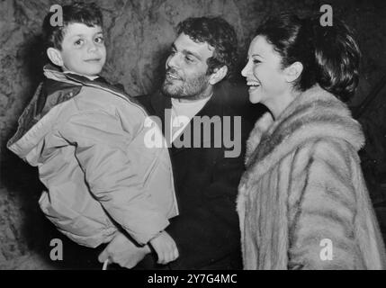 490997 DEUX DOCTEURS ZHIVAGOS MADRID : RÉCEMMENT PHOTOGRAPHIÉS À MADRID SONT L'ACTEUR DE CINÉMA D'ORIGINE ÉGYPTIENNE OMAR SHARIF, SON ÉPOUSE FATEN HAMAMA, QUI EST LA STAR FÉMININE LA PLUS POPULAIRE DU CINÉMA ÉGYPTIEN, ET LEUR FILS TAREK, ÂGÉ DE HUIT ANS. SHARIF EST À MADRID POUR TRAVAILLER SUR LA VERSION DE DAVID LEAN DU ROMAN DE BORIS PASTERNAK, "DOCTEUR ZHIVAGO", ACTUELLEMENT EN PRODUCTION EN ESPAGNE. DANS LE FILM MGM DE PLUSIEURS MILLIONS DE DOLLARS, OMAR JOUE LE RÔLE-TITRE, TANDIS QUE SON FILS FAIT SES DÉBUTS À L'ÉCRAN EN JOUANT ZHIVAGO ENFANT DANS UNE PREMIÈRE SÉQUENCE DE L'HISTOIRE. LE TOURNAGE DEVRAIT SE POURSUIVRE EN AOÛT 1965, AVEC BEAUCOUP Banque D'Images