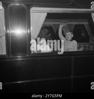 490826 ANDREW ET EDWARD POUR SANDRINGHAM : LONDRES. S.A.R. LE PRINCE ANDREW (À DROITE) ET S.A.R. LE PRINCE EDWARD (À GAUCHE) LES PLUS JEUNES ENFANTS DE H.M. QUEEN SONT PHOTOGRAPHIÉS EN TRAIN DE BRANDIR UN BATEAU À LA STATION DE LA RUE LIVERPOOL CET APRÈS-MIDI QUAND ILS SONT PARTIS AVEC H.M. QUEEN ET D'AUTRES MEMBRES DE LA FAMILLE ROYALE POUR SANDRINGHAM. LES JEUNES PRINCES AVEC LA REINE ET LE DUC D'ÉDIMBOURG ONT PASSÉ NOËL CETTE ANNÉE À WINDSOR. HIER, LE DUC AVEC LE PRINCE CHARLES ET LA PRINCESSE ANNE SE SONT RENDUS À LEICHTENSTEIN POUR LE SP0RTS D'HIVER, ET À LEUR RETOUR EN ANGLETERRE, ILS REJOINDRONT LA REINE ET LES AUTRES À SANDRINGHAM. 30 DÉC Banque D'Images