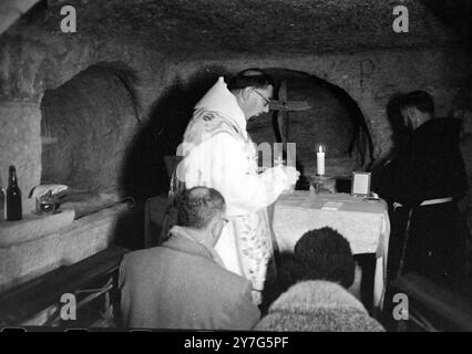 ALBERTO GORI AU SERVICE NOCTURNE DE NOËL À BETLEHEM / ; 28 DÉCEMBRE 1964 Banque D'Images