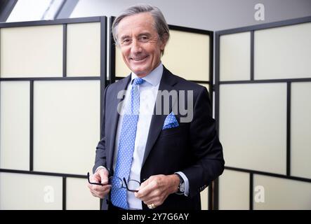 Peter Launsky-Tieffenthal ist ein österreichischer Spitzen-Diplomat. Er War Deputy General der Vereinten Nationen für Kommunikation und Öffentlichkeitsarbeit und von 2015 bis 2017 leitete er als Sektionschef die Sektion VII im Bundesministerium für Europa, Integration und Äußeres. IM Bild : Peter Launsky-Tieffenthal AM 27. Septembre 2024 à Wien. // Peter Launsky-Tieffenthal est un diplomate autrichien de haut rang. Il a été Secrétaire général adjoint de l'Organisation des Nations Unies à la communication et à l'information et, de 2015 à 2017, il a dirigé la section VII du Ministère fédéral de l'Europe. Banque D'Images