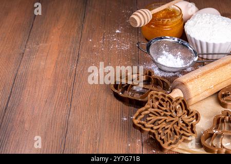 Plat de cuisson d'automne posez avec des ingrédients de tarte, des emporte-pièces en forme de feuille, de citrouille, des symboles d'automne, des citrouilles et des pommes sur un woo sombre et confortable Banque D'Images