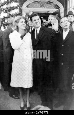 LA SÉNATRICE JOAN EDWARD KENNEDY QUITTE L'HÔPITAL DE BOSTON / ; 16 DÉCEMBRE 1964 Banque D'Images