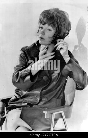 L'ACTRICE SHIRLEY MACLAINE AVEC LA PRESSE À HOLLYWOOD AIRPORT / ; 15 DÉCEMBRE 1964 Banque D'Images