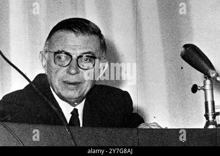 L'AUTEUR JEAN PAUL SARTRE À PARIS AU CONGRÈS LITTÉRAIRE ; 10 DÉCEMBRE 1964 Banque D'Images