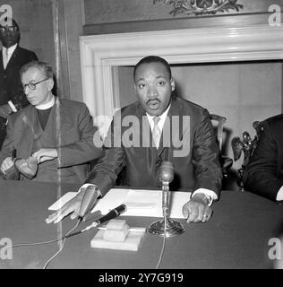 MARTIN LUTHER KING À LA CONFÉRENCE DE PRESSE DE LA CATHÉDRALE ST PAULS À LONDRES / ; 6 DÉCEMBRE 1964 Banque D'Images