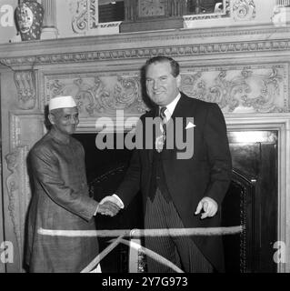 JAMES MILLER AVEC LE PREMIER MINISTRE INDIEN LAL BAHADUR SHASTRI À LONDRES / ; 5 DÉCEMBRE 1964 Banque D'Images