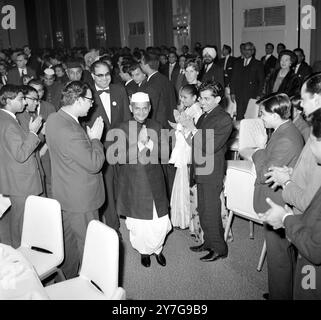 RÉCEPTIONS LE PREMIER MINISTRE INDIEN LAL BAHADUR SHASTRI ARRIVE AU LONDON HILTON LE 5 DÉCEMBRE 1964 Banque D'Images