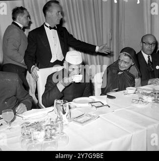 LE PREMIER MINISTRE INDIEN LAL BAHADUR SHASTRI AVEC MEHTA HANSA À LONDRES / ; 5 DÉCEMBRE 1964 Banque D'Images