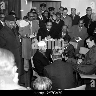 PREMIER MINISTRE INDIEN LAL BAHADUR SHASTRI SURROUNDEN PAR DES JOURNALISTES À LONDRES / ; 4 DÉCEMBRE 1964 Banque D'Images