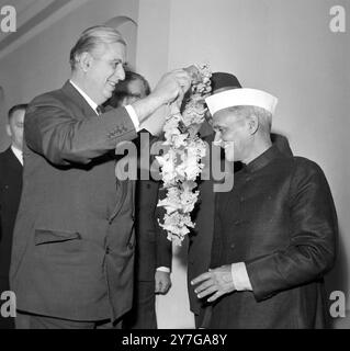 PETER RUNGE AVEC LE PREMIER MINISTRE INDIEN LAL BAHADUR SHASTRI À LONDRES / ; 3 DÉCEMBRE 1964 Banque D'Images