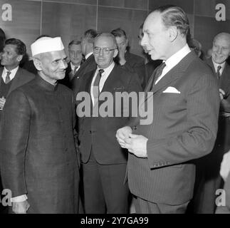 PAUL CHAMBERS AVEC LE PREMIER MINISTRE INDIEN LAL BAHADUR SHASTRI À LONDRES / ; 3 DÉCEMBRE 1964 Banque D'Images