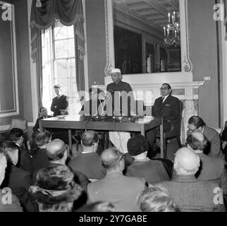 LE PREMIER MINISTRE INDIEN LAL BAHADUR SHASTRI LORS D'UNE CONFÉRENCE DE PRESSE À LONDRES / ; 4 DÉCEMBRE 1964 Banque D'Images